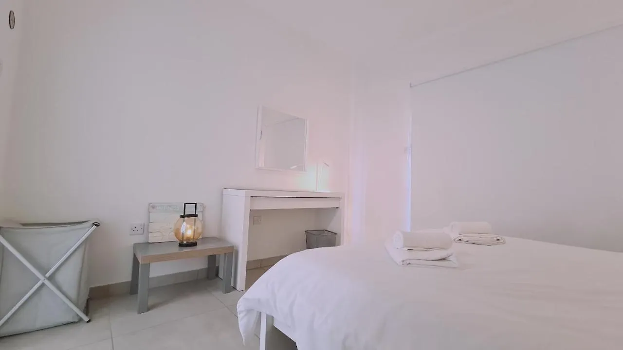 Stay Beach Wave Apartment Λάρνακα